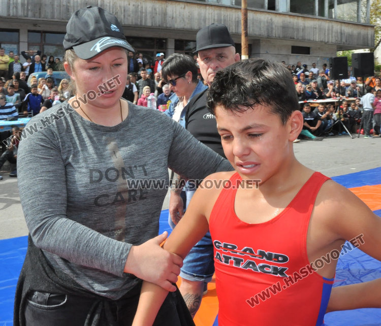 Димитринка Сергеева и Георги Димитров нарамиха агне и теле от борбите в Симеоновград