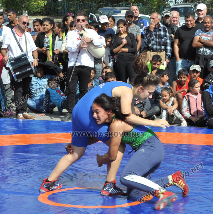 Димитринка Сергеева и Георги Димитров нарамиха агне и теле от борбите в Симеоновград