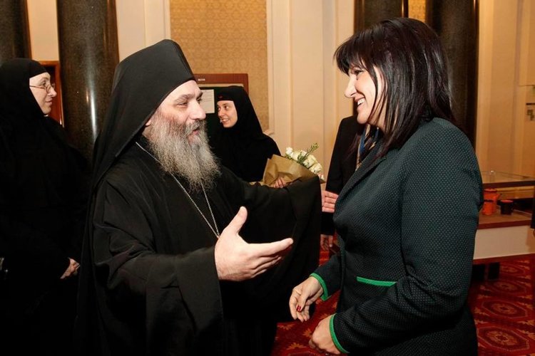 Караянчева връчи гражданската награда на Европейския парламент на игумена на Бигорския манастир в Македония 