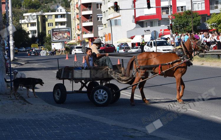 Каруцари извозват строителни отпадъци на нерегламентирани сметища край Кърджали, общината безсилна