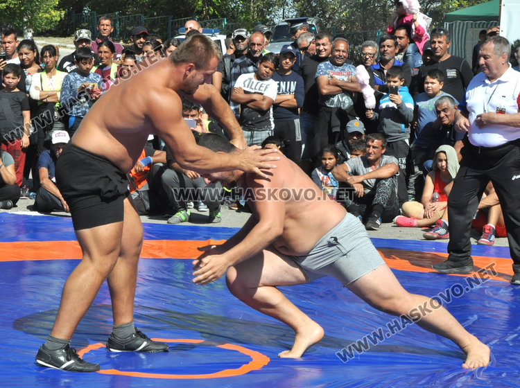 Димитринка Сергеева и Георги Димитров нарамиха агне и теле от борбите в Симеоновград