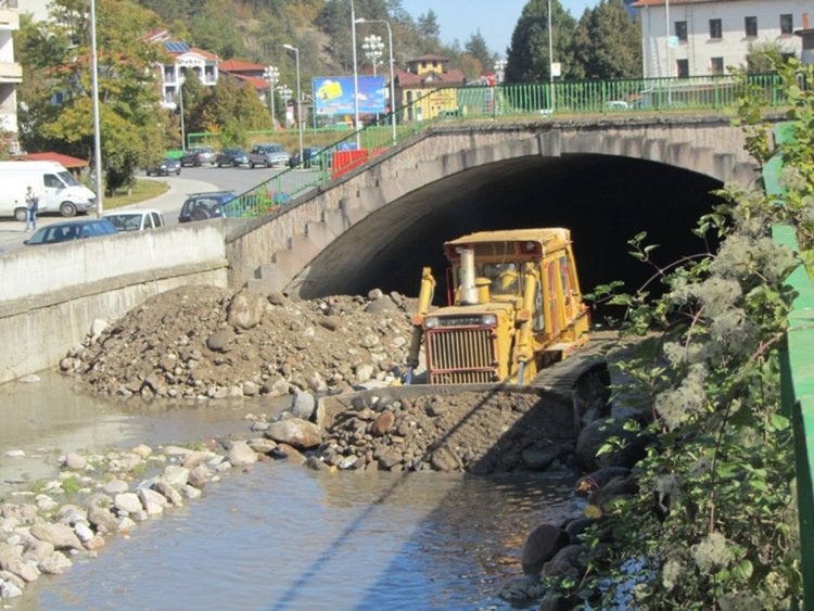 Премахнаха опасен мост в Смолян, с над 300 хил.лв. чистят коритата на реките Черна и Бяла 