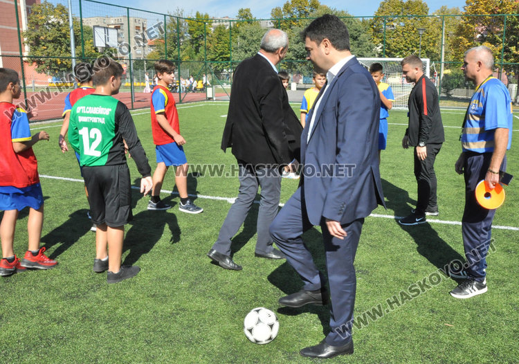 Зам.-министър и кмет ритаха футбол на училищно игрище в Димитровград