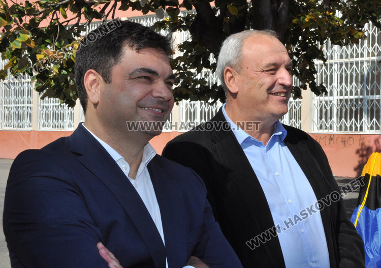 Зам.-министър и кмет ритаха футбол на училищно игрище в Димитровград