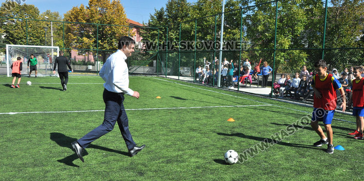 Зам.-министър и кмет ритаха футбол на училищно игрище в Димитровград