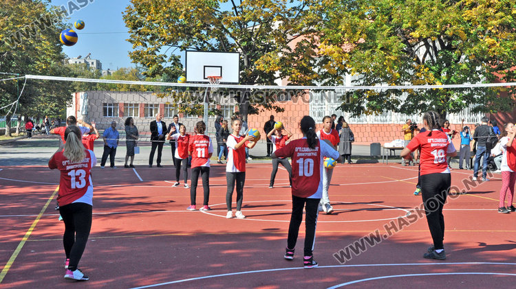 Зам.-министър и кмет ритаха футбол на училищно игрище в Димитровград