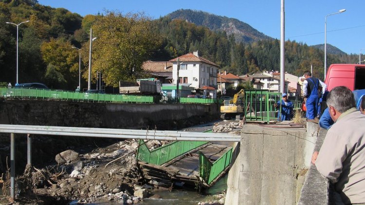 Премахнаха опасен мост в Смолян, с над 300 хил.лв. чистят коритата на реките Черна и Бяла 