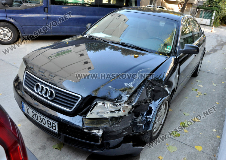 Млада жена с Пунто удари колата на шефа на НОИ в Хасково