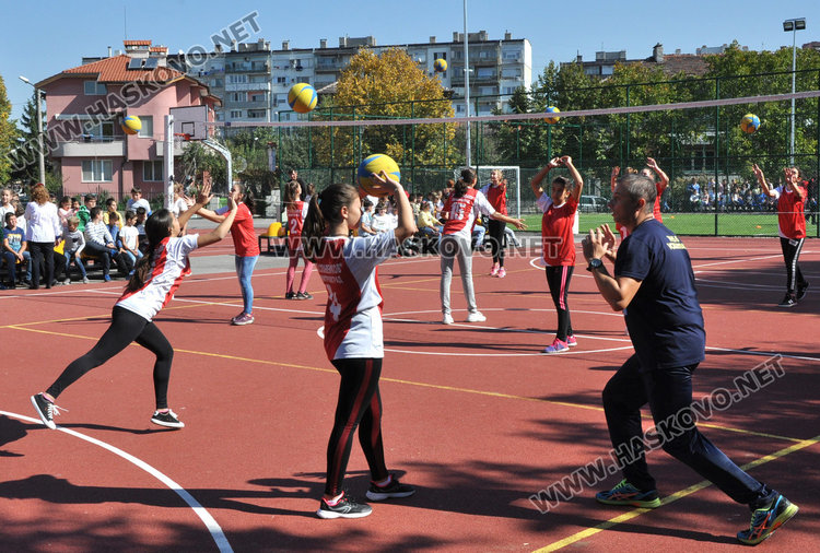 Зам.-министър и кмет ритаха футбол на училищно игрище в Димитровград
