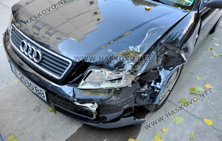 Млада жена с Пунто удари колата на шефа на НОИ в Хасково