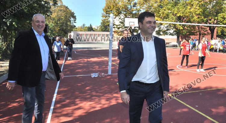 Зам.-министър и кмет ритаха футбол на училищно игрище в Димитровград