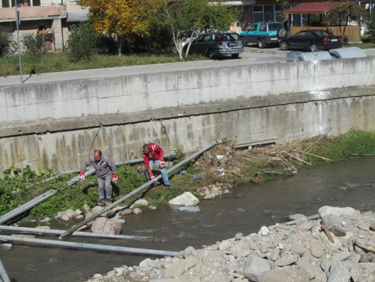 Премахнаха опасен мост в Смолян, с над 300 хил.лв. чистят коритата на реките Черна и Бяла 