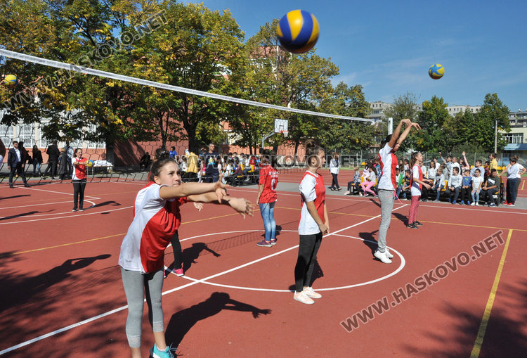 Зам.-министър и кмет ритаха футбол на училищно игрище в Димитровград