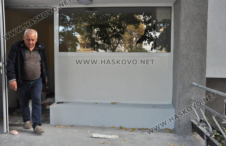 След 1.5 г. саниране, на прага на зимата бл. 34 на „Васил Левски“ още без прозорци 