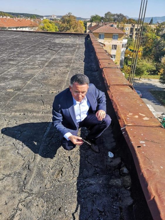 Кметът на оглед в зала „Арпезос“ след като се срути тавана