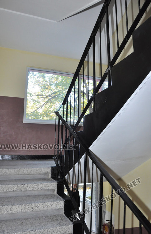 След 1.5 г. саниране, на прага на зимата бл. 34 на „Васил Левски“ още без прозорци 