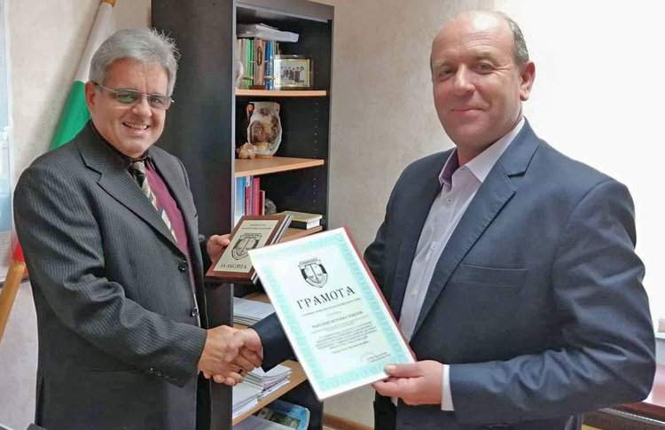 Прокурор Маргарит Стоилов (вляво) получи наградата от колегата си Иван Стоянов