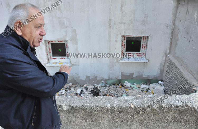 След 1.5 г. саниране, на прага на зимата бл. 34 на „Васил Левски“ още без прозорци 