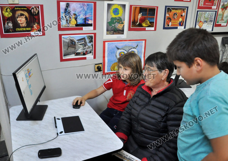 мирослав/вляво/, баба му Минка и Александър програмираха заедно