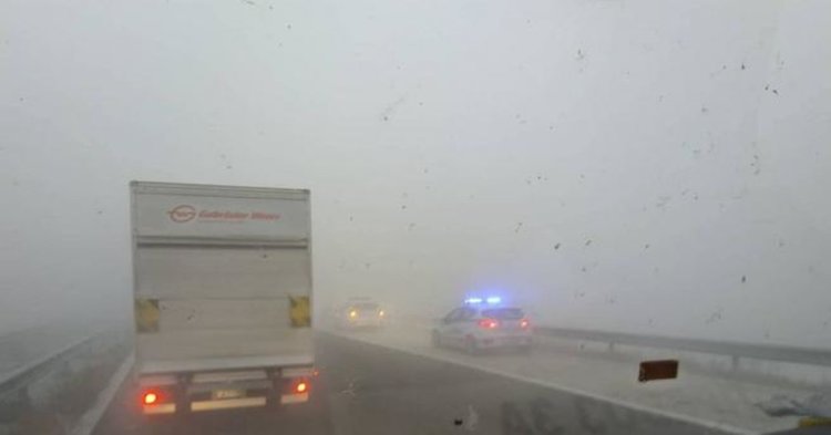 Намалена видимост на Тракия край Ихтиман заради горящото сметище и мъглата