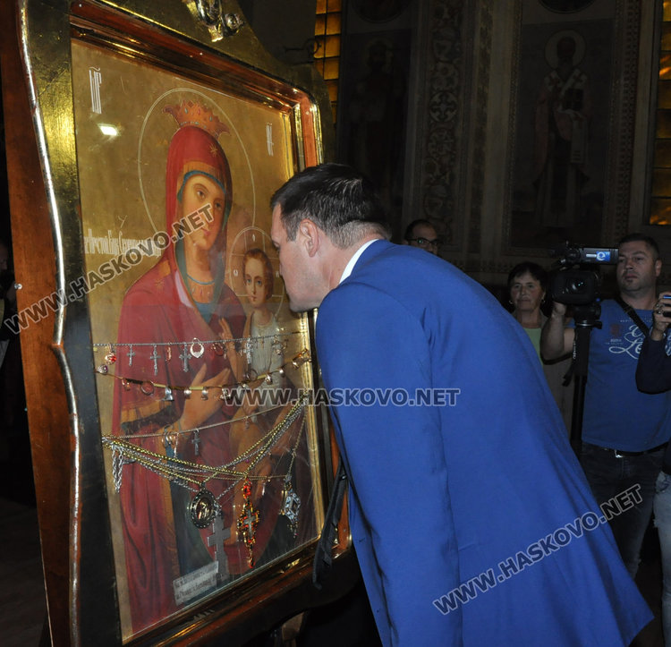 Дядо Киприан донесе чудотворната Богородица от Ананиев в Харманли