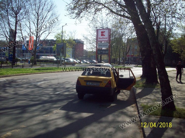 Автомобилът на Пламен Пенев качва пътници на спирката до болницата