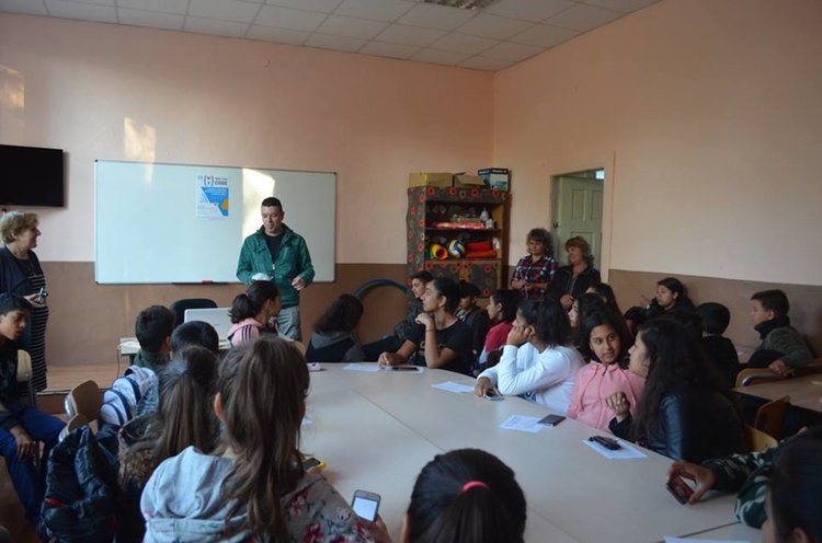 Ученици се запознаха с робота Финч и програмираха с негова помощ