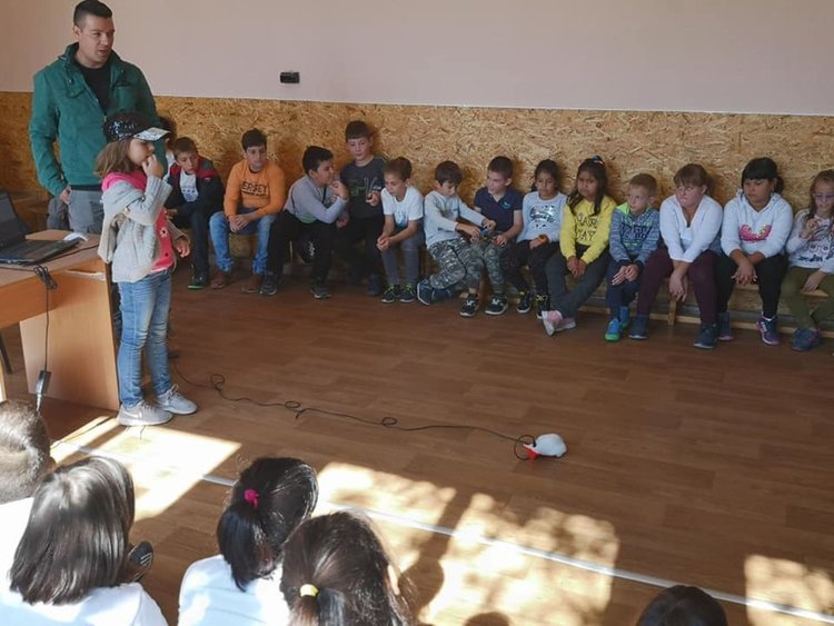 Ученици се запознаха с робота Финч и програмираха с негова помощ