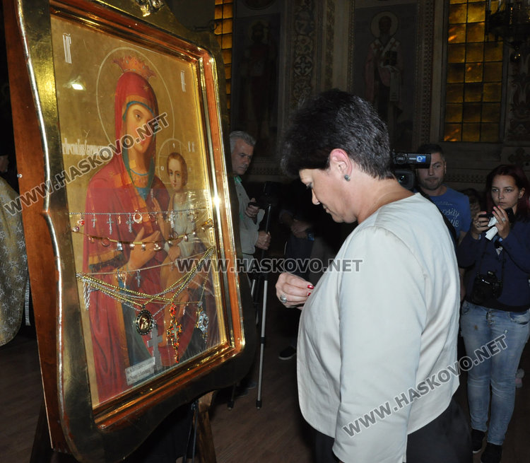 Дядо Киприан донесе чудотворната Богородица от Ананиев в Харманли