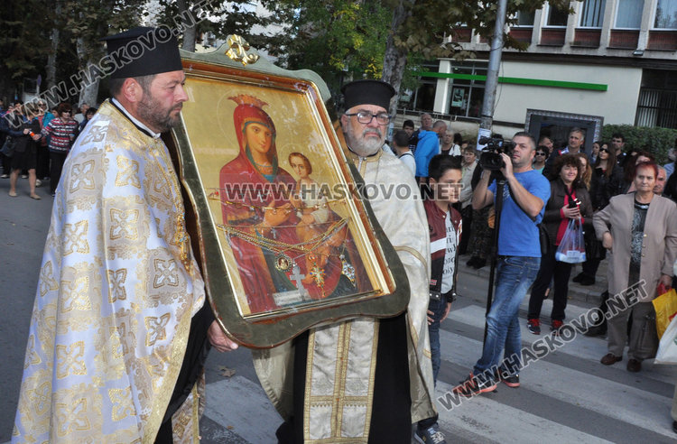 Дядо Киприан донесе чудотворната Богородица от Ананиев в Харманли