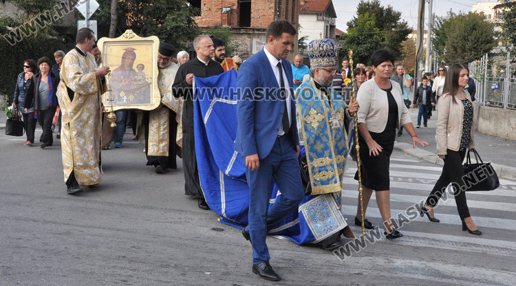 Дядо Киприан донесе чудотворната Богородица от Ананиев в Харманли