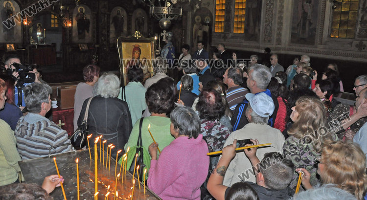 Дядо Киприан донесе чудотворната Богородица от Ананиев в Харманли