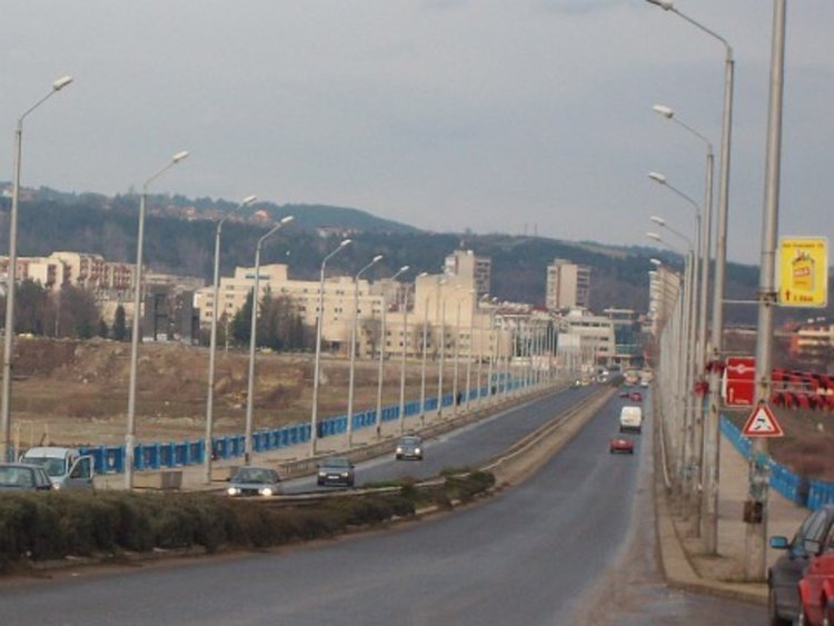 Верижна катастрофа затрудни движението по мост в Кърджали