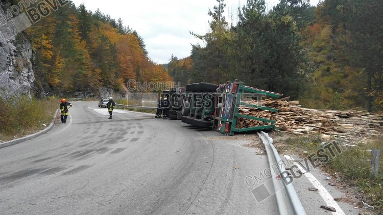 ТИР се преобърна на пътя преди Соколовци, шофьорът ранен, товарът разсипан