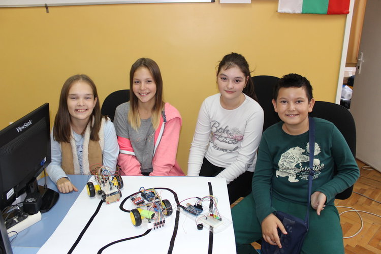 Codeweek: Алековци сътвориха роботи от стари играчки 