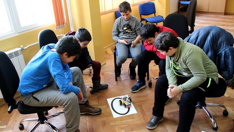 Codeweek: Алековци сътвориха роботи от стари играчки 