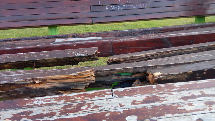 Вандали отново посегнаха на детски площадки в Димитровград