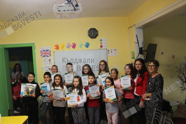 Връчиха наградите на победителите в състезанието по английски език „Сreative me”