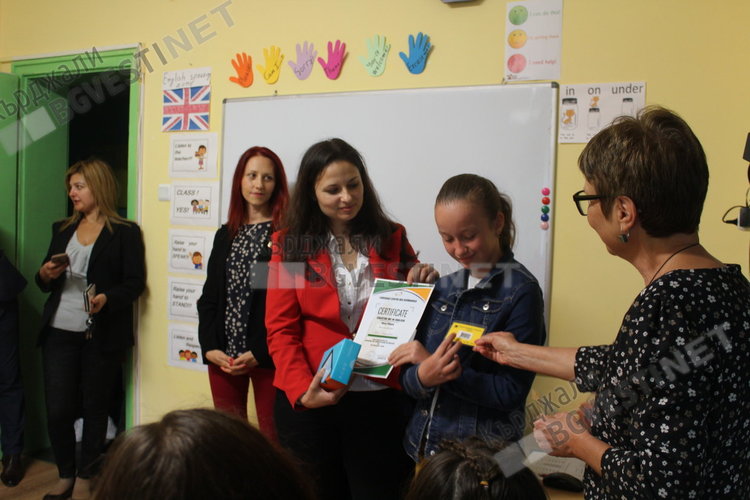 Връчиха наградите на победителите в състезанието по английски език „Сreative me”