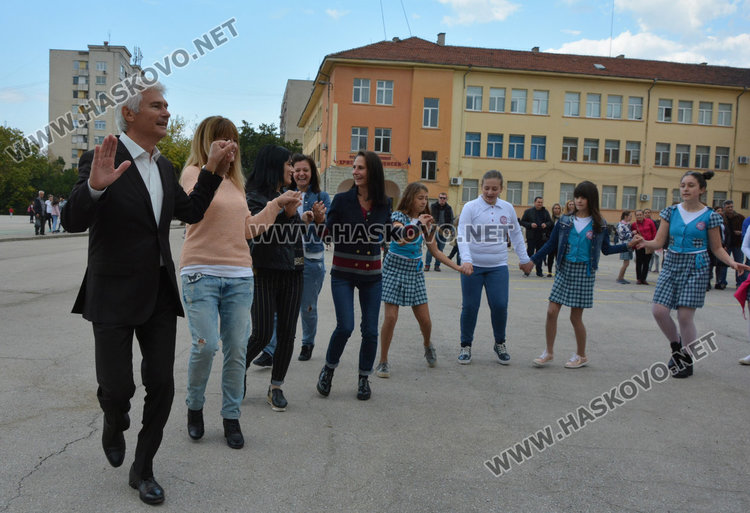 100 нови рицари на знанието положиха клетва в училище „Хр. Смирненски“