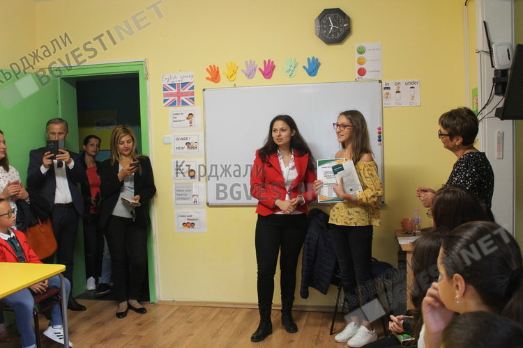 Връчиха наградите на победителите в състезанието по английски език „Сreative me”