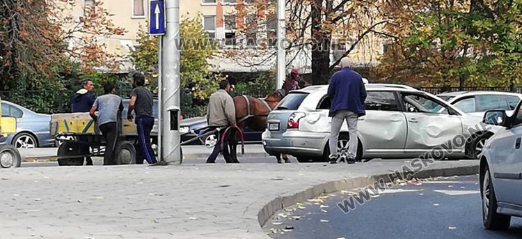 Роми с каруца се забиха в Тойота до Цигарената и офейкаха