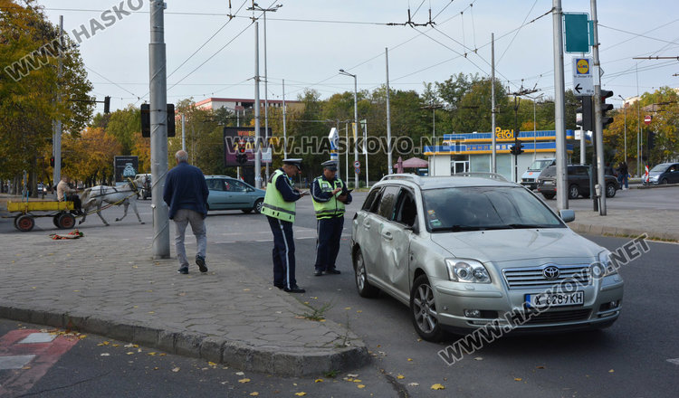 Роми с каруца се забиха в Тойота до Цигарената и офейкаха