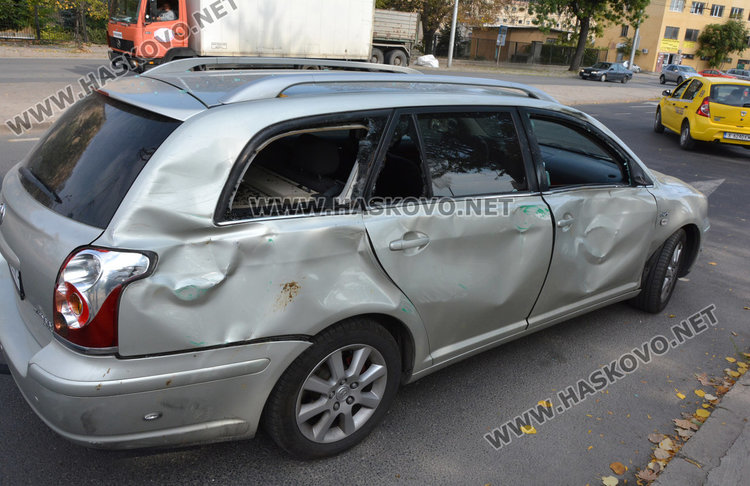 Роми с каруца се забиха в Тойота до Цигарената и офейкаха