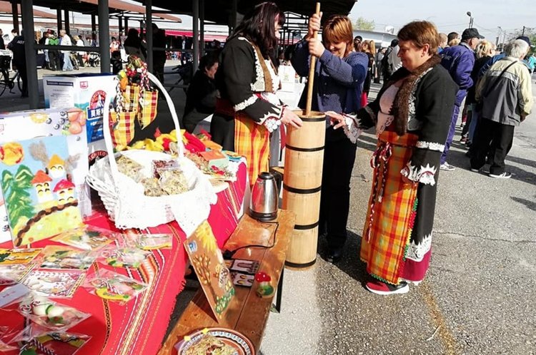 Много от гостите на фермерския фестивал искаха сами да опитат как се бие мляко на ръка, но се увериха, че не е никак лека работа