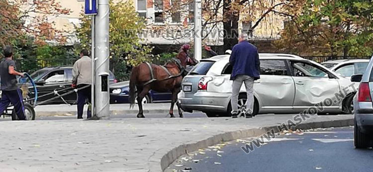 Роми с каруца се забиха в Тойота до Цигарената и офейкаха