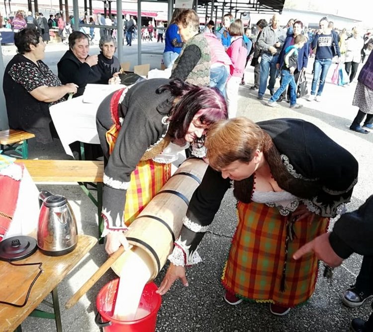 Демонстрация на току що избито мляко в бурилката