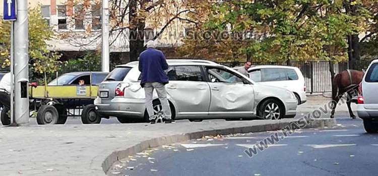 Роми с каруца се забиха в Тойота до Цигарената и офейкаха