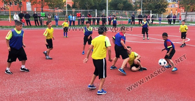 Деца и родители ритаха благотворително за физкултурния салон на „Петьофи”