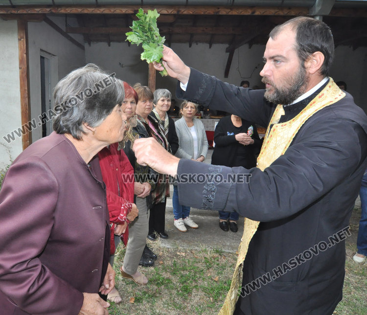 Тържествен водосвет за Света Петка във Войводово